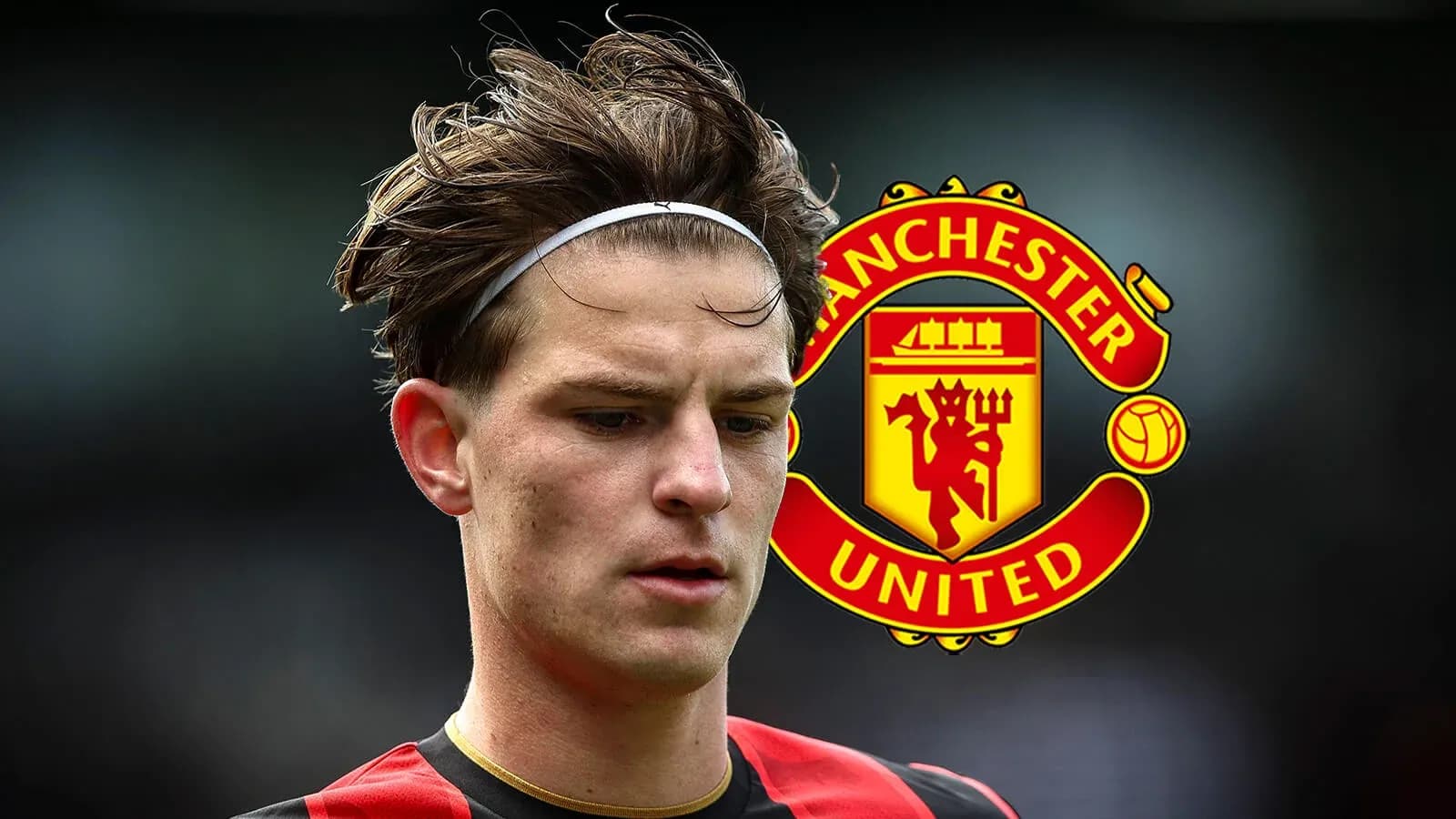 Futbolchi Manchester United logosi ortasida