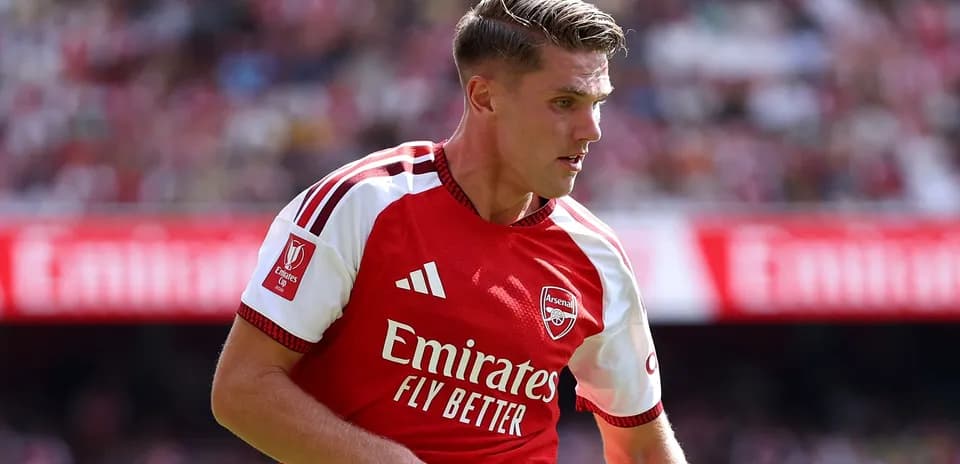 Futbolchi Arsenal formasida o'yin o'tkazmoqda