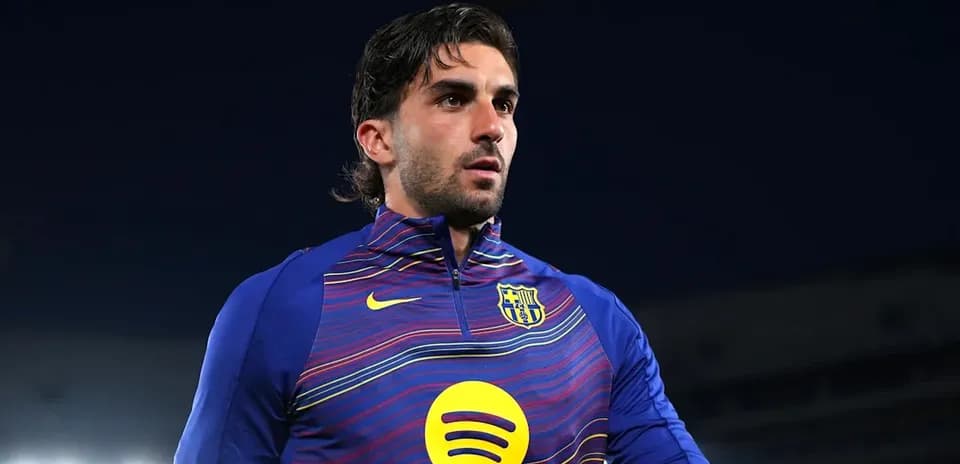 Futbolchi jamoa formasi bilan maydonga chiqmoqda