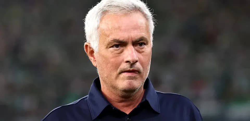 Murinho stadionda o'yin vaqtida turibdi