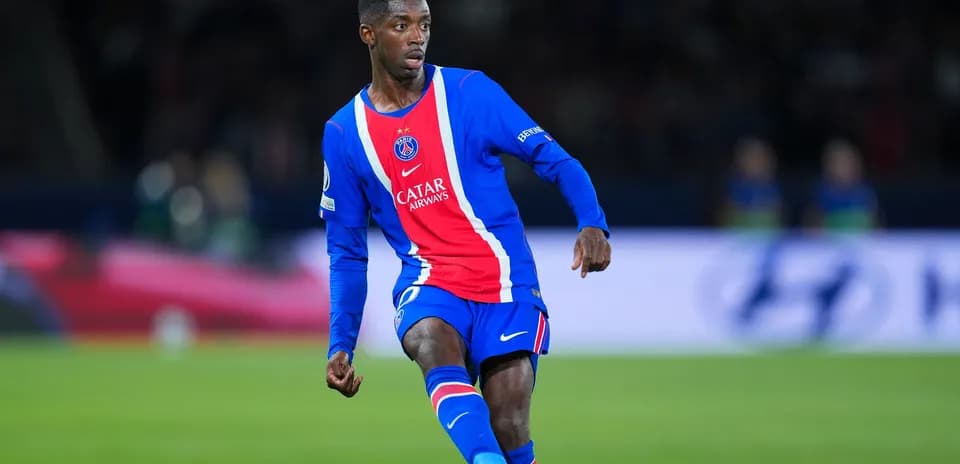 Futbolchi PSG formasida to'pni nazorat qilmoqda