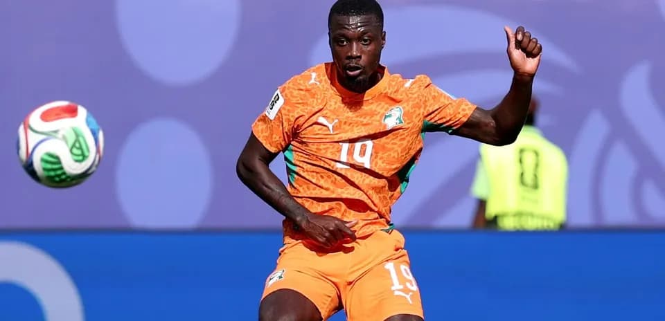 Futbolchi to'pni ushlamoqda harakatda