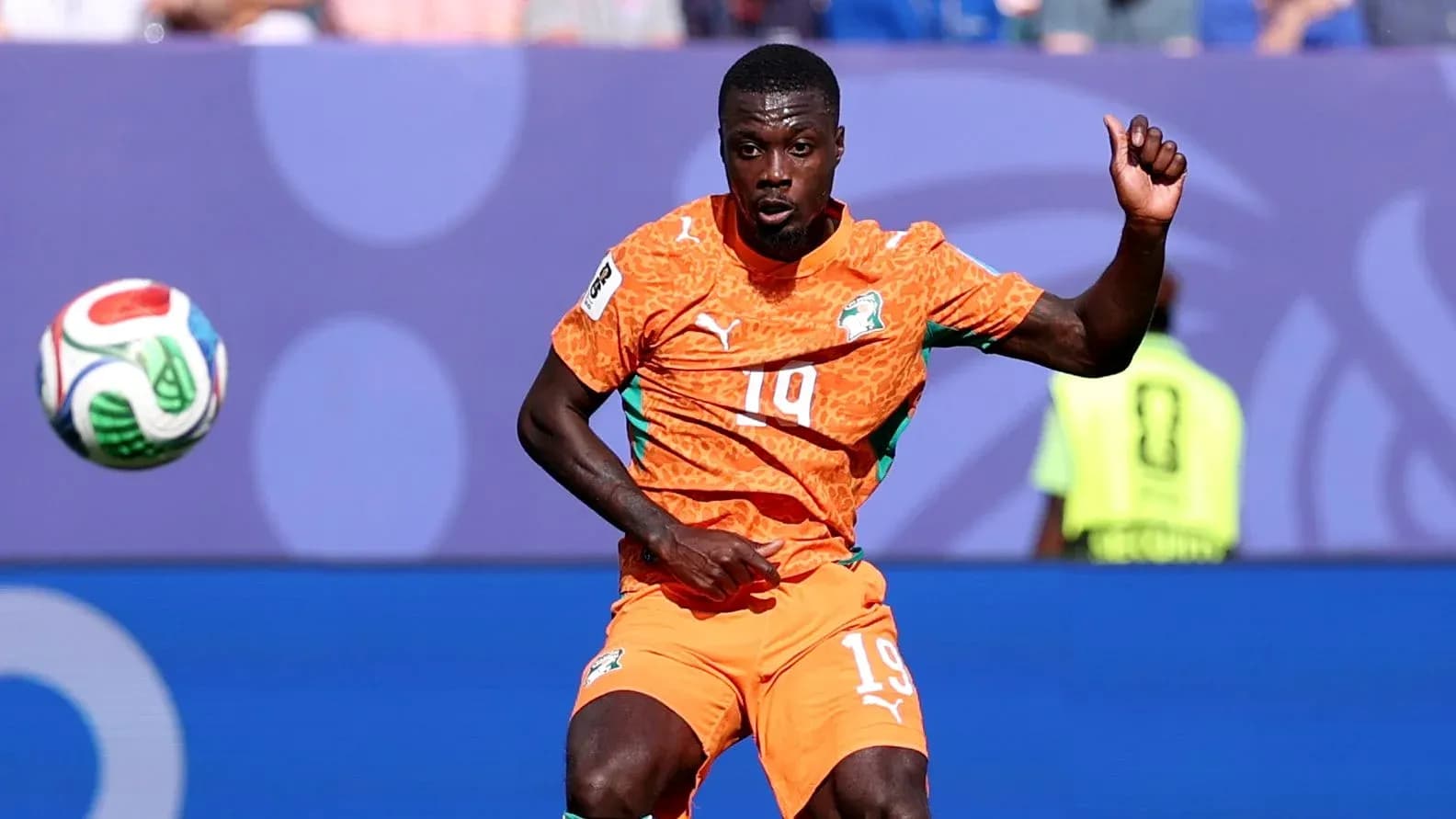 Futbolchi to'pni ushlamoqda harakatda
