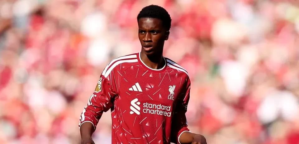 Futbolchi Liverpool formasida maydonda harakatda