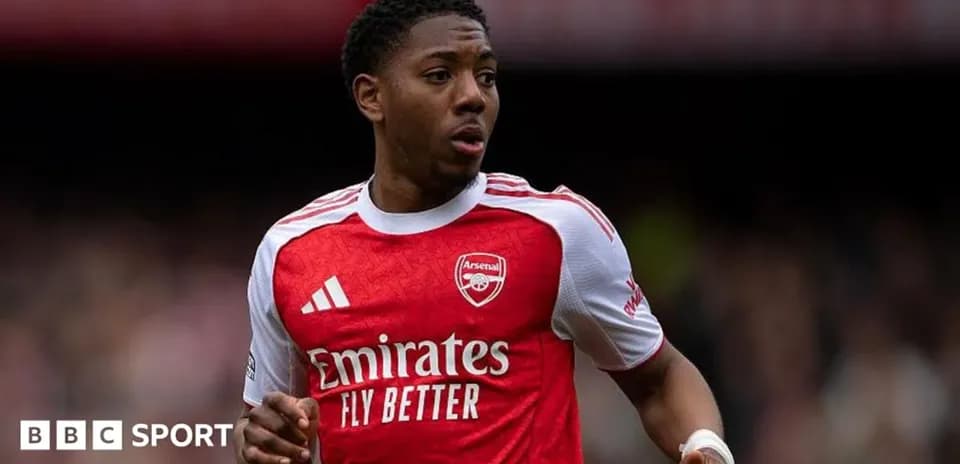 Futbolchi Arsenal formasida harakatda