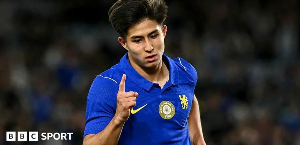 Futbolchi gol urganidan keyin qo'lini ko'tarib turibdi