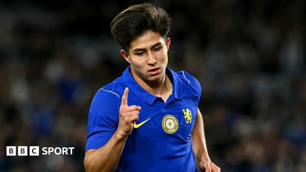 Futbolchi gol urganidan keyin qo'lini ko'tarib turibdi