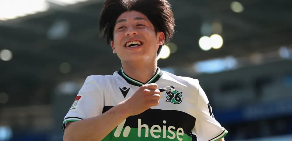 Futbolchi g'alaba qozonganidan keyin quvonmoqda