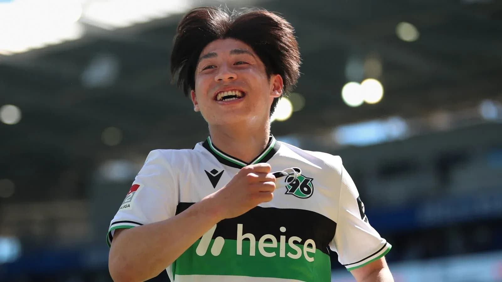 Futbolchi g'alaba qozonganidan keyin quvonmoqda