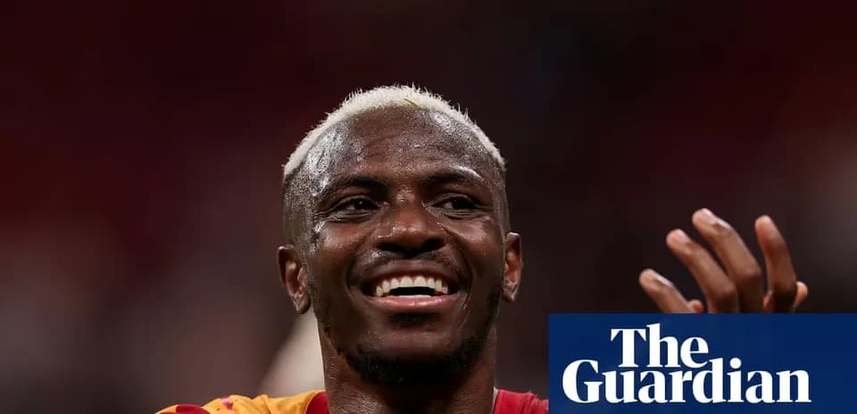 Futbolchi maydonda quvonch bilan qo'llarini ko'tarib turibdi