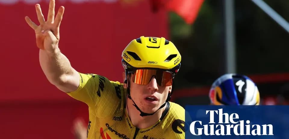 Velosipedchi g'alaba belgisini ko'rsatmoqda