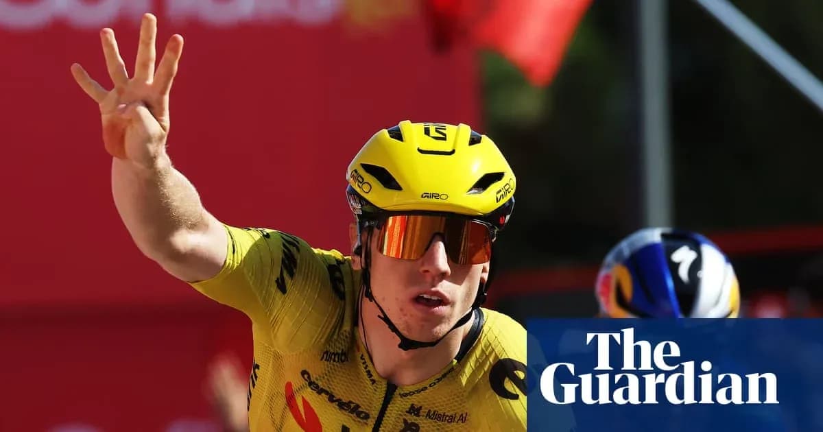 Velosipedchi g'alaba belgisini ko'rsatmoqda