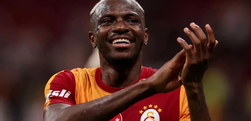 Futbolchi qo'llarini ko'tarib, muxlislarga salom beradi