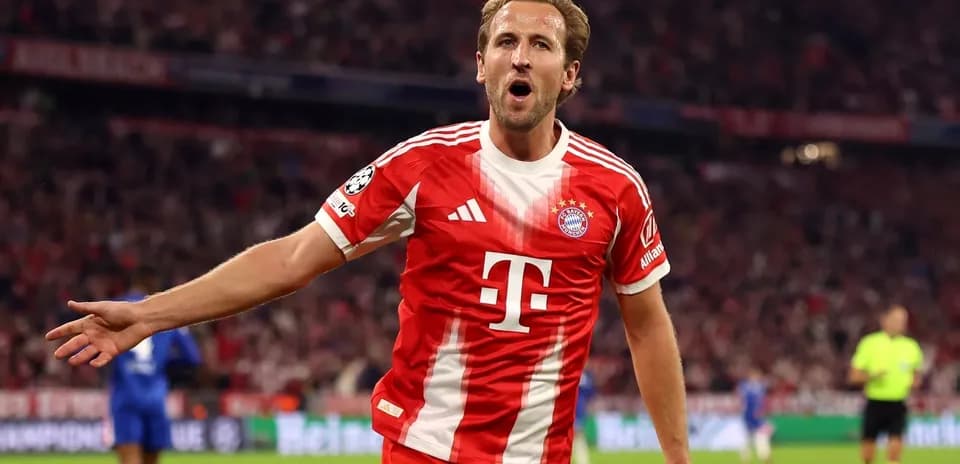 Futbolchi Bayern munich formasida gol urmoqda
