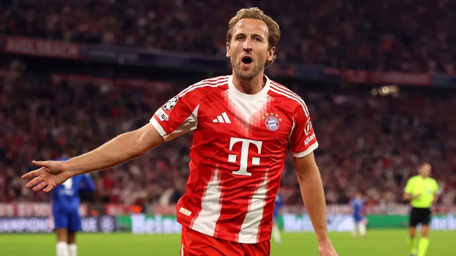 Futbolchi Bayern munich formasida gol urmoqda
