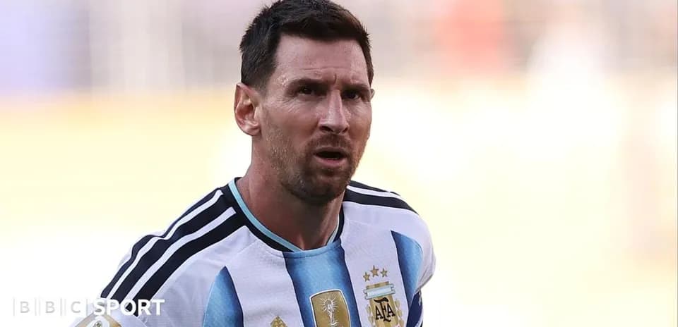 Futbolchi maydonda Argentina formasida harakat qilmoqda