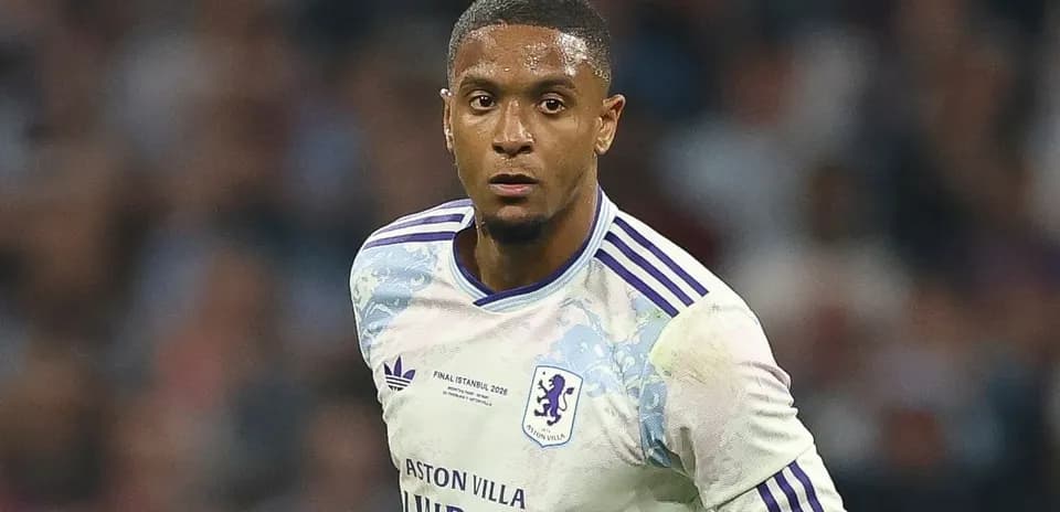 Futbolchi Aston Villa formasi bilan harakatda