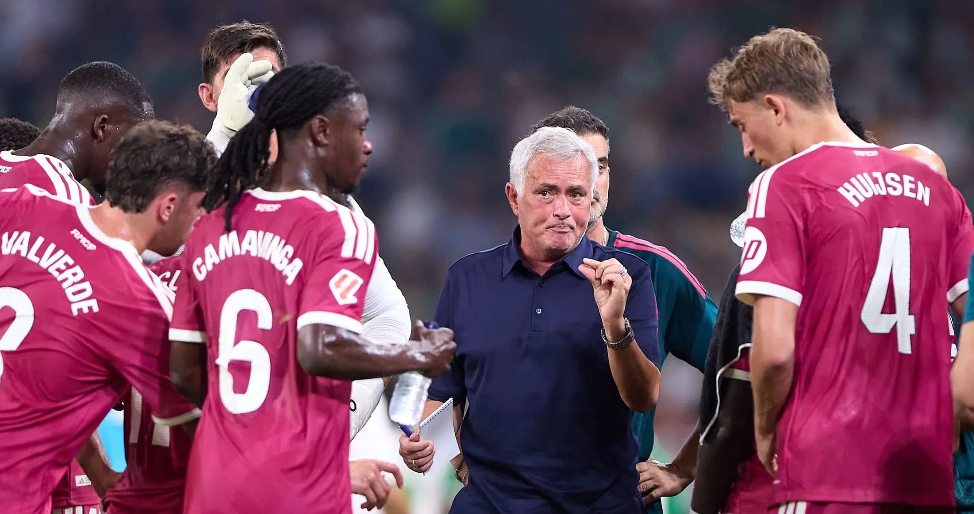 Mourinho giving instructions to players during timeout
