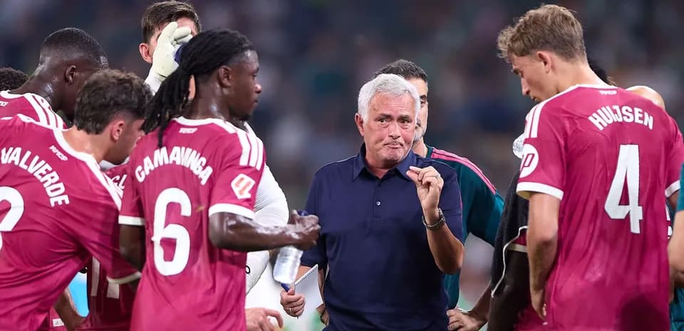 Mourinho giving instructions to players during timeout