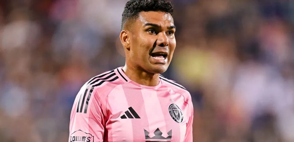 Futbolchi maydonda jamoaga ko'rsatma berayotgan holatda