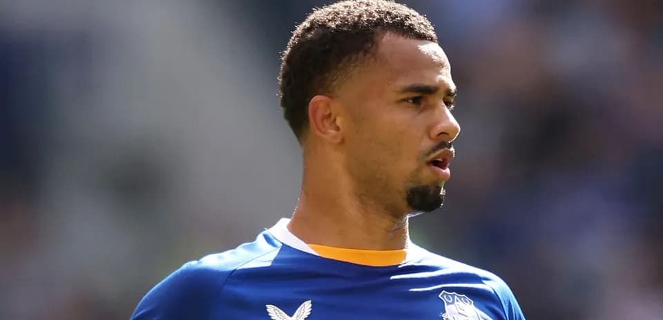Futbolchi Everton formasida o'yin maydonida