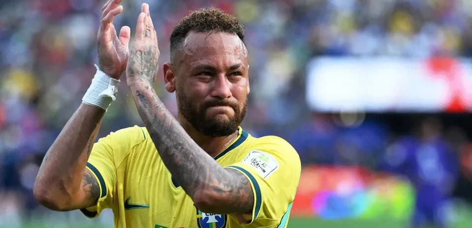 Futbolchi Neymar o'yin tugagach qo'l silkmoqda