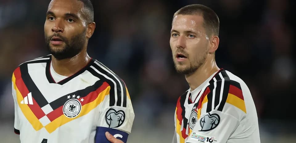 Ikkita futbolchi Germaniya formasi bilan maydonda