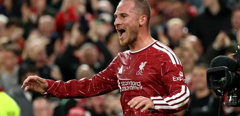 Futbolchi nishonlayotgan Liverpool o'yinchisi