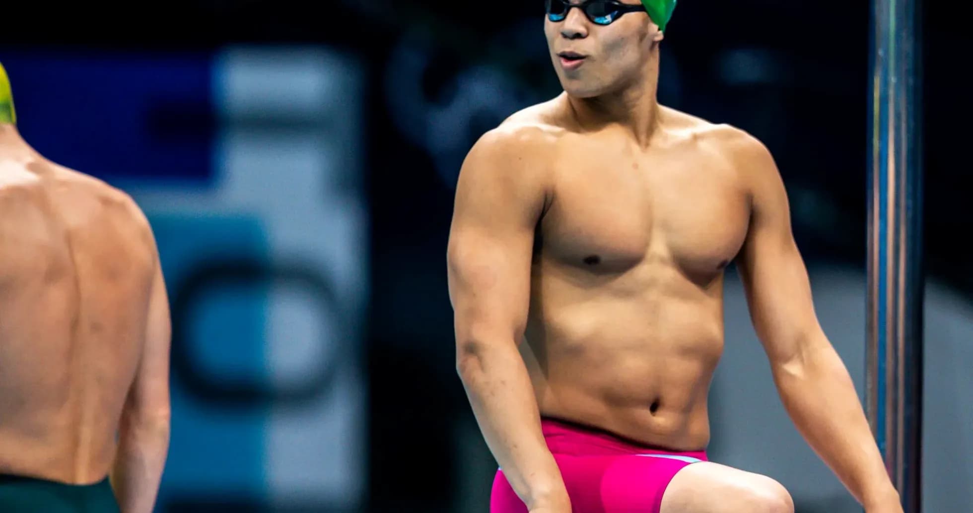 Siz tomida pink trunks kiygan suzuvchi