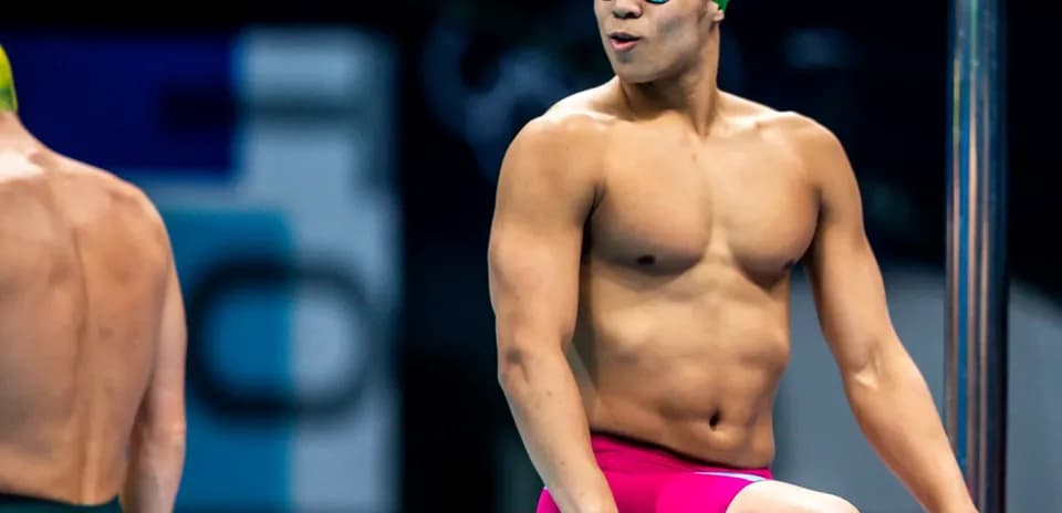 Siz tomida pink trunks kiygan suzuvchi