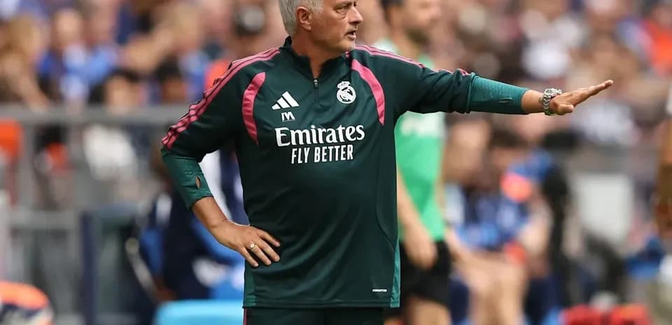 Trener Real Madrid taktikasi bilan ko'rsatma berayotgan