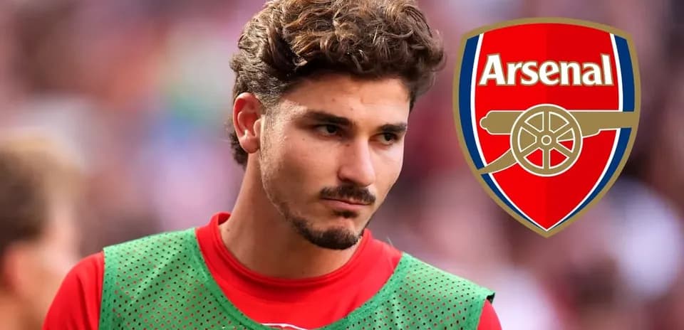 Futbolchi Arsenal logosi oldida yurgan