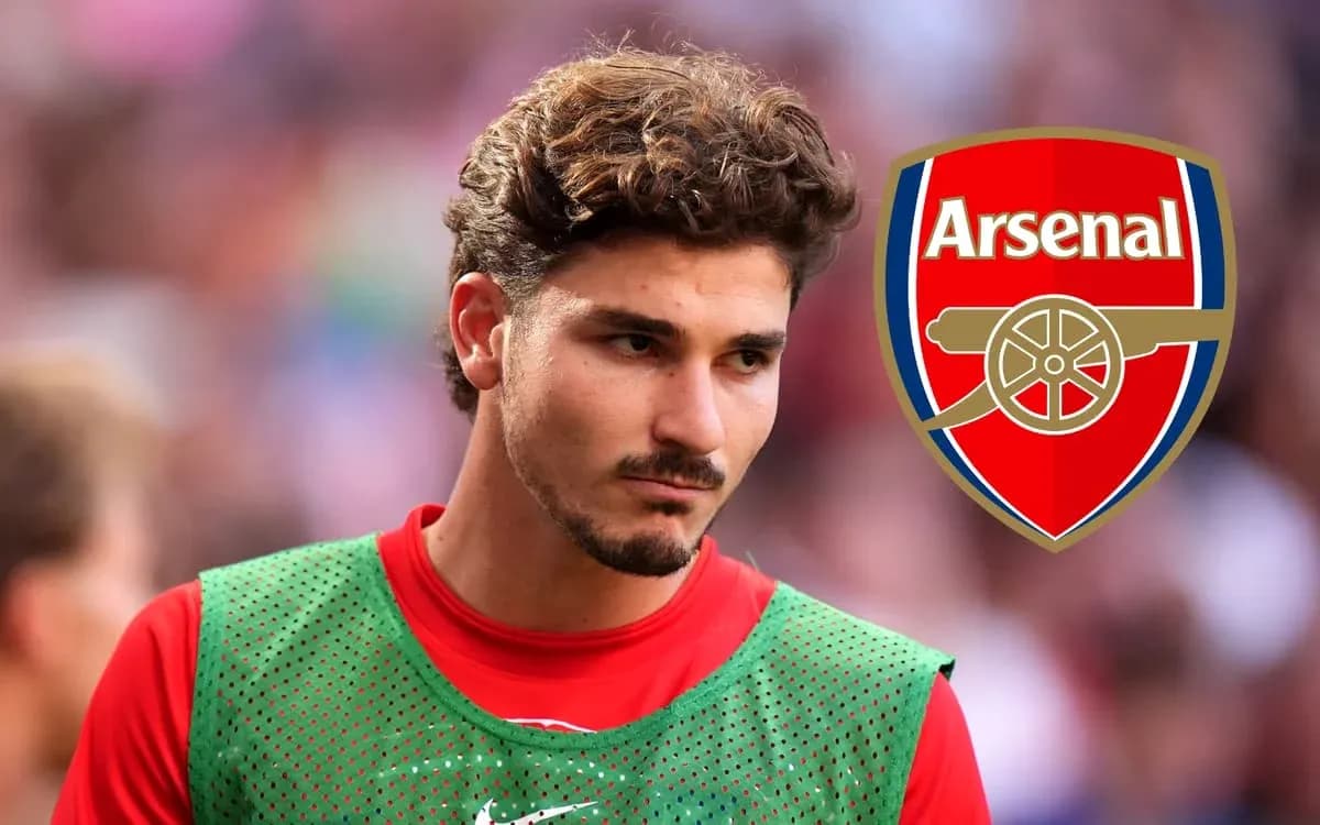 Futbolchi Arsenal logosi oldida yurgan