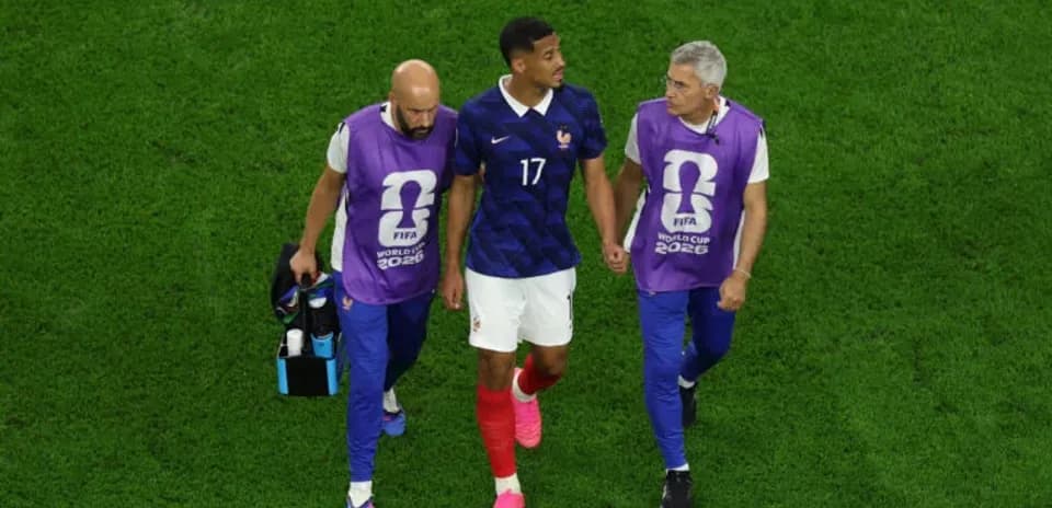 Fransiya futbolchisi jarohatlangan holda olib chiqilmoqda