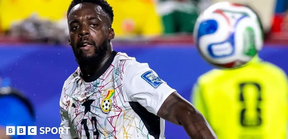 Futbolchi to'pni ushlayotgan jarayonda