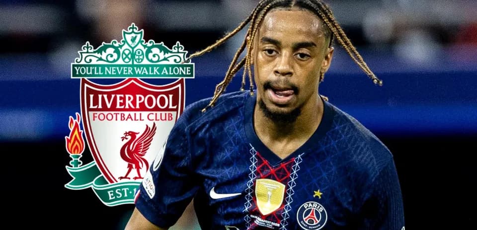 Futbolchi PSG formasida, Liverpool logosi orqa fonida