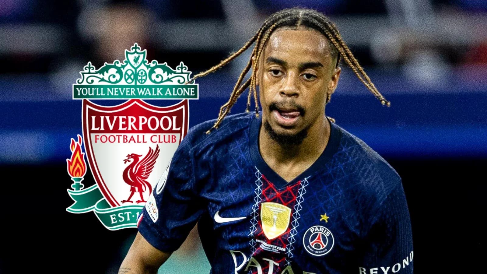 Futbolchi PSG formasida, Liverpool logosi orqa fonida