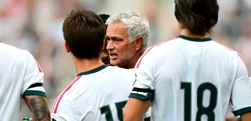 Trener futbolchilar bilan muloqot qilmoqda