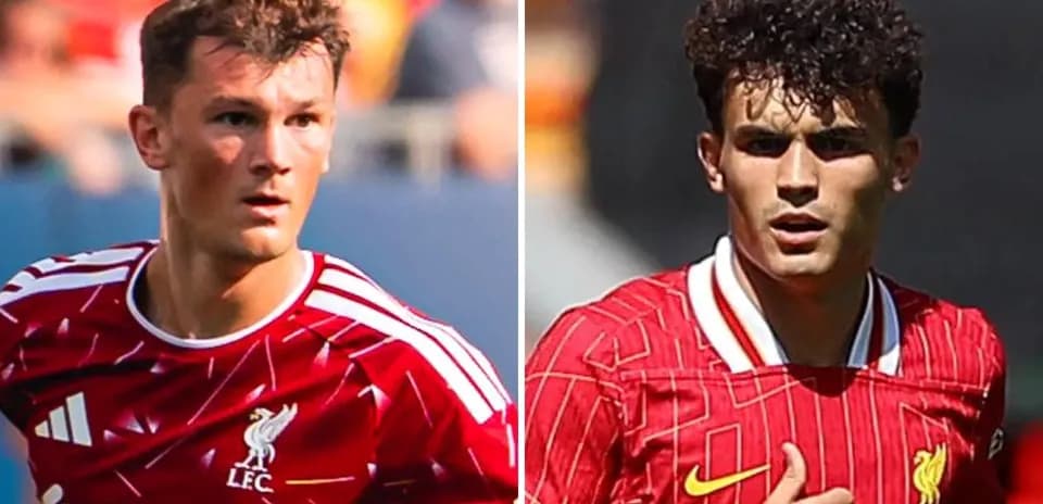 Ikkita futbolchi LFC formasida maydonda
