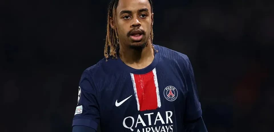 Futbolchi PSG formasida maydonda harakatda