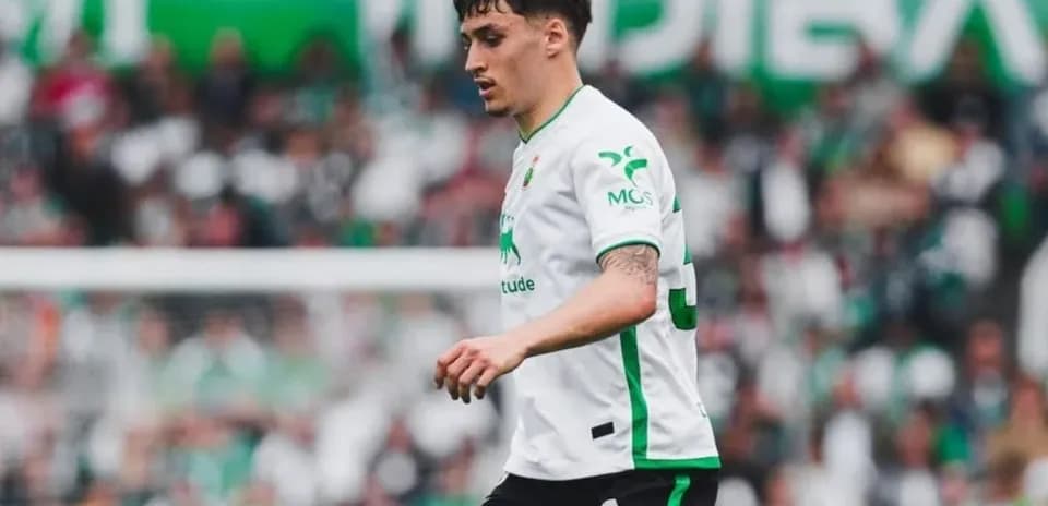Futbolchi maydonda harakatda, o'yin davomida