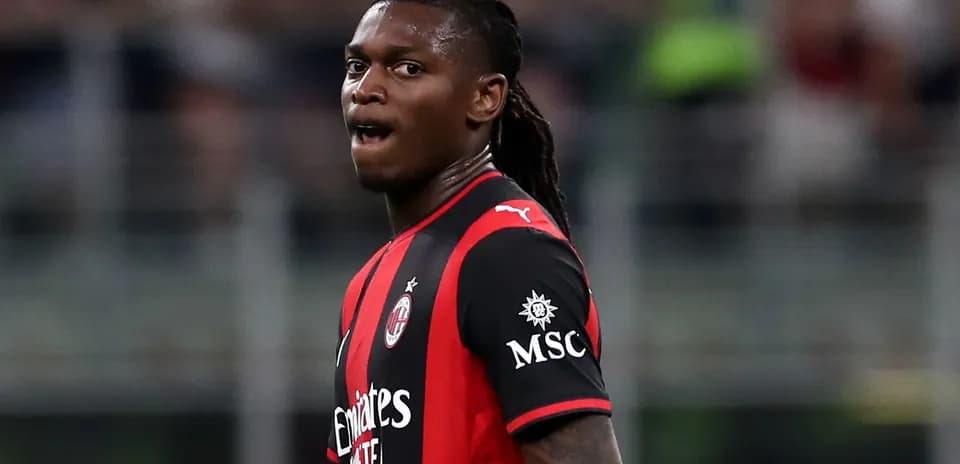 Futbolchi Milan formasida maydonda harakatda