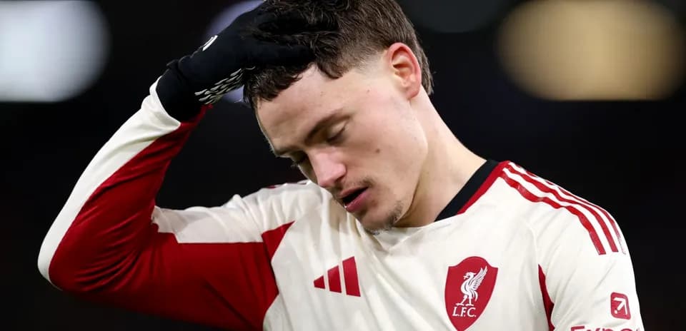 Futbolchi mag'lubiyatdan keyin boshini ushlab turmoqda