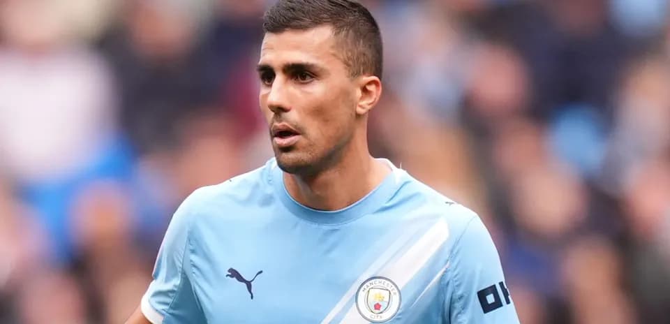 Futbolchi Manchester City formasida maydonda