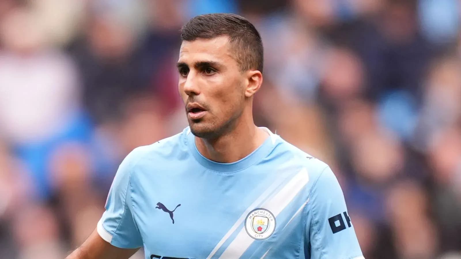 Futbolchi Manchester City formasida maydonda