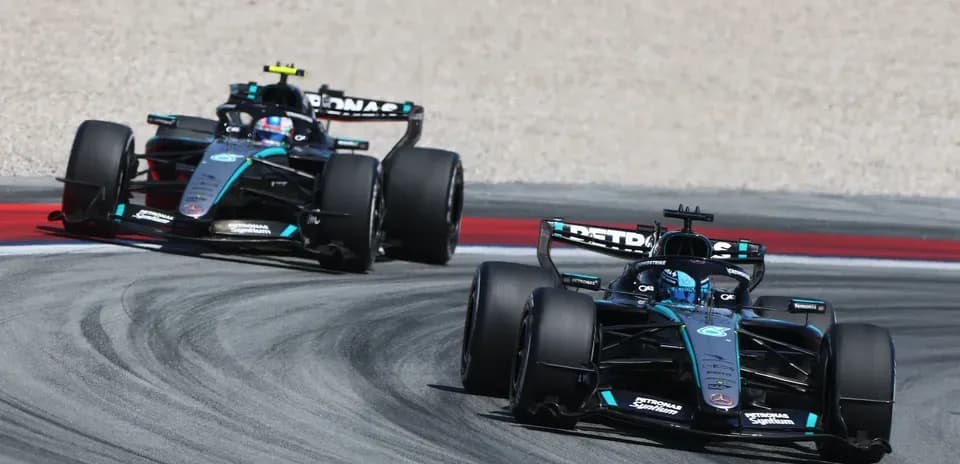 Ikki Mercedes Formula 1 avtomobili burilishda
