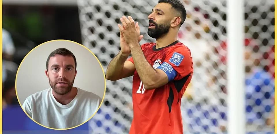 Futbolchi maydonda qo'llarini ko'targan holda