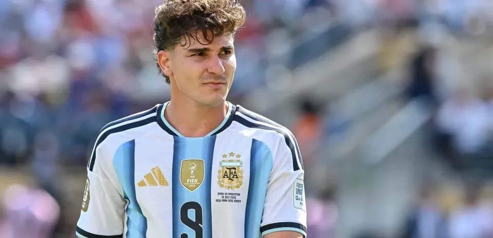 Futbolchi Argentina formasida mayka kiygan