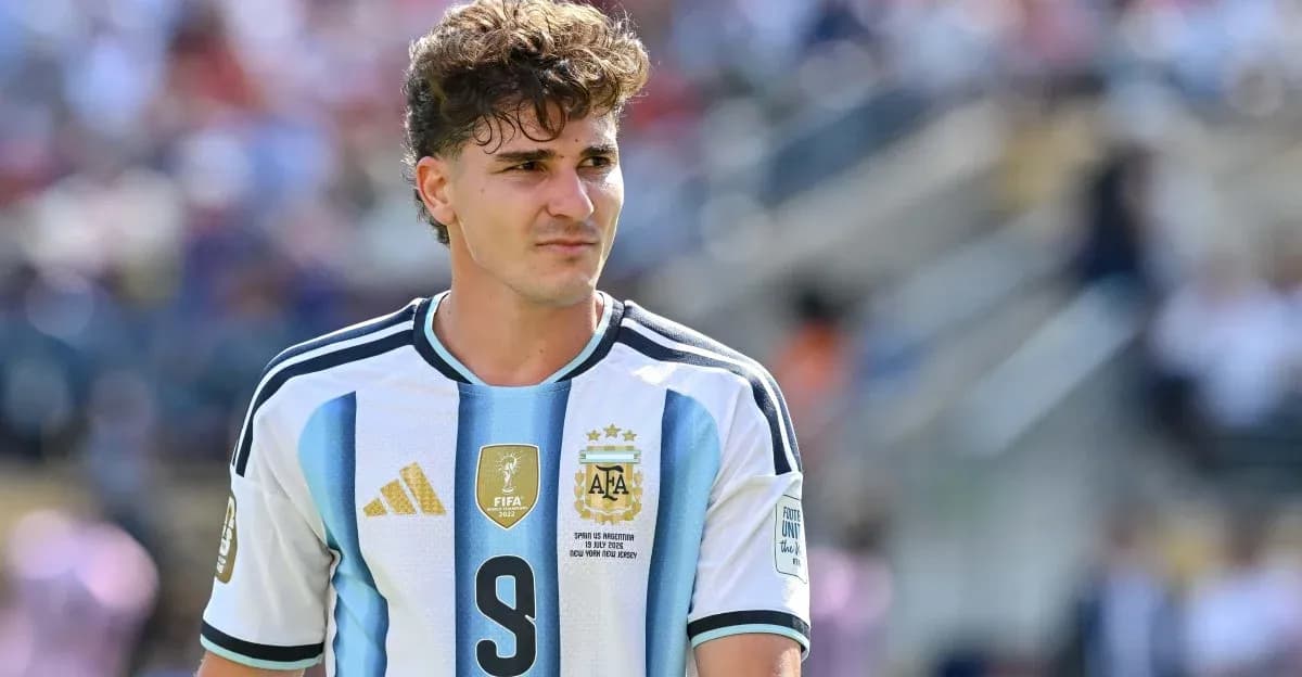 Futbolchi Argentina formasida mayka kiygan
