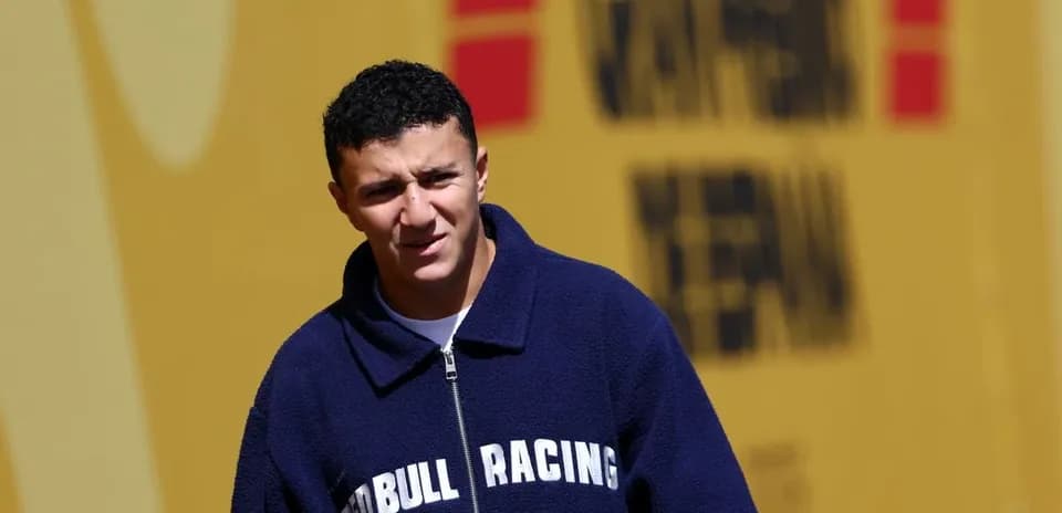 Yoshig'i Red Bull Racing kiyimida yurgan yigit
